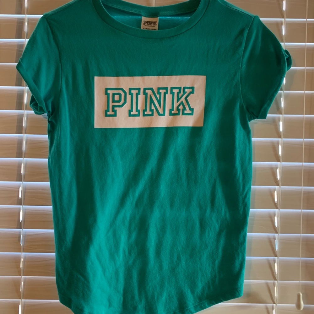 VS pink t-shirt